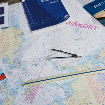 Billede af søkort, bøger og hjælpemidler til navigation
